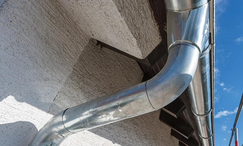 House eavestrough and downspout